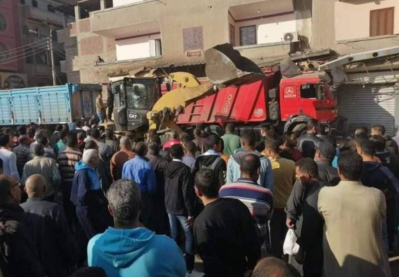 في مصر.. سائق شاحنة يُتوفى أثناء قيادتها ويدهس 17 كان ينتظرون في 