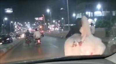 طلبت من عريسها وقف سيارته في الطريق لتهرب مع حبيبها على دراجة نارية