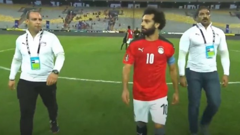 محمد صلاح والحرس الشخصي.. غضب في الشارع المصري