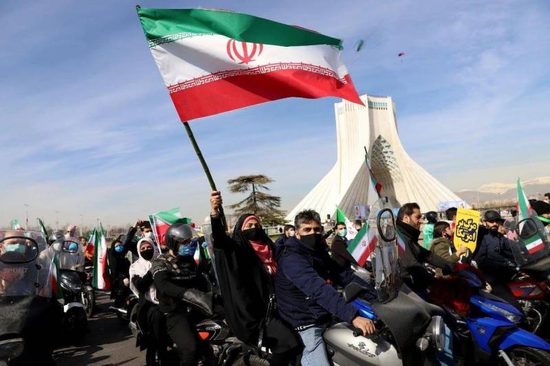 انهيار تاريخي للعملة.. مطالبات نيابية بإقالة وزير اقتصاد إيران