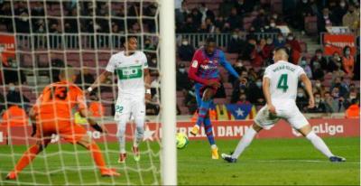 برشلونة ينتفض متأخرا ويفوز 3-2