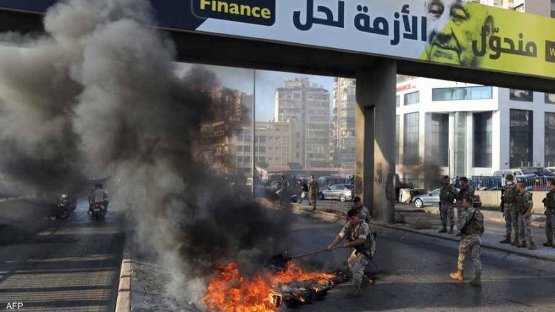 لبنان يستفيق على قطع طرقات.. الإحتجاجات تعود إلى الشارع