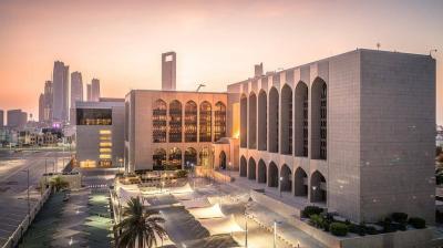 فرض إجراءات رقابية وعقوبات مالية على بنك عامل في الإمارات