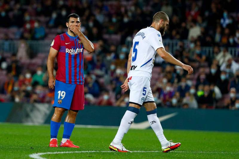 أغويرو يقرر اعتزال كرة القدم بشكل مفاجئ بعد 6 أشهر من انضمامه إلى برشلونة