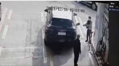 اشعل النار بها في محطة الوقود.. نجاة امرأة بأعجوبة