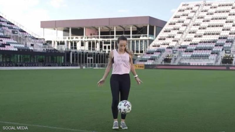 بالفيديو: رياضية فنزويلية تسجل رقمين قياسيين بكرة القدم الاستعراضية
