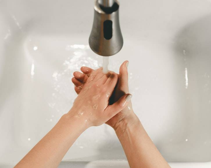 ماذا يفعل غسل اليدين المفرط لبشرتك؟