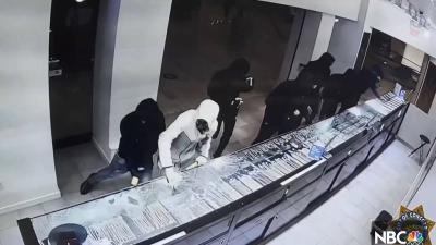 بالفيديو.. سرقة محل مجوّهرات بالكامل خلال دقيقة