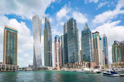 تمديد العطلة ليومين ونصف.. الإمارات تعتمد نظاما جديدا للعمل الأسبوعي