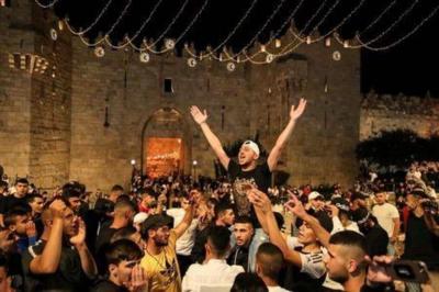 Thousands of Palestinians Cheer as Israeli Barriers Removed in Jerusalem