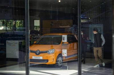 French Car Sales Drop 35% Due to Chip Shortage