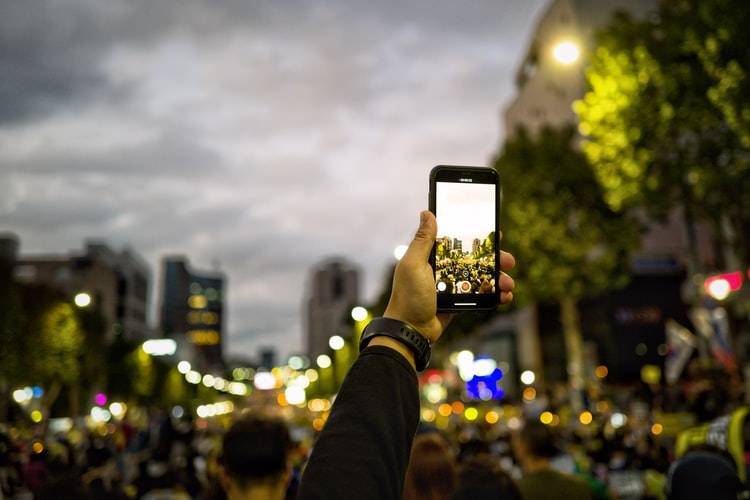 Goodbye to Selfies: Front Cameras Make the Nose Look Bigger