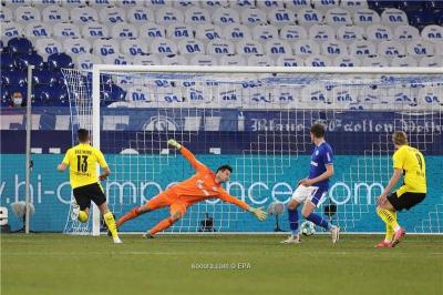 Borussia Dortmund Thrashes Schalke in the Bundesliga – Video