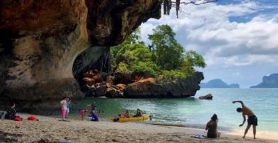 Russian Tourists in Trouble: Stranded Without Money and Facing a "Nearly Impossible" Solution