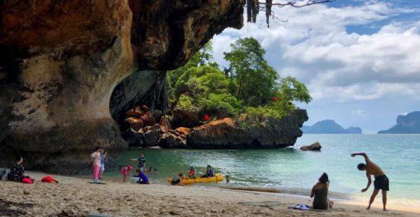 Russian Tourists in Trouble: Stranded Without Money and Facing a 