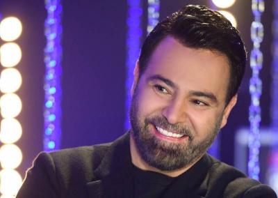 A Romantic Photo of Assi El Hallani with His Wife, Complimenting Her Beauty