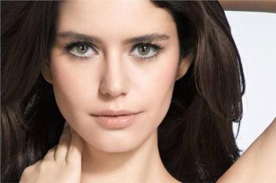 Beren Saat Celebrates Her New Year with Her Husband and Friends