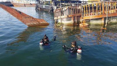 Dubai Police Rescues Floating Restaurant from Sinking