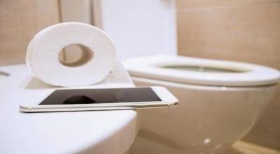 5 Reasons Not to Bring Your Phone to the Bathroom