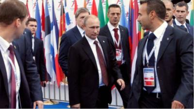 Title: Images: Putin's Guards Remain Unfazed