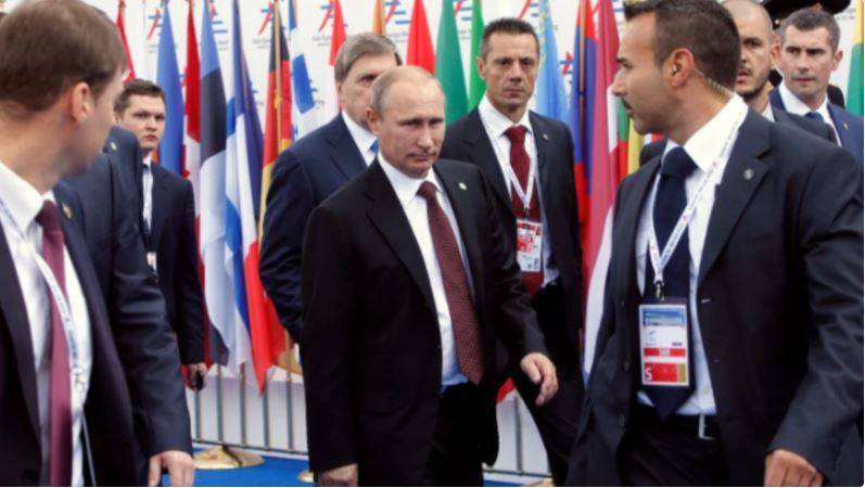 Title: Images: Putin's Guards Remain Unfazed