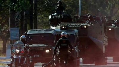 Video: "Insane" Armed Robbery in Brazil - Hostages Tied to their Cars