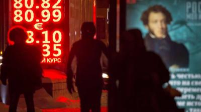 Russia Attacks and Markets Under Pressure: Ruble Falls and Stocks Plummet by Over 10%