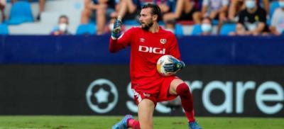 Al-Nassr Competes with Barcelona for "Giant" La Liga Goalkeeper