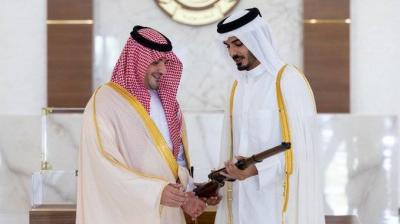 تفاعل على إهداء بندقية ثالث حكام قطر إلى وزير الداخلية السعودي
