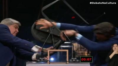لحظات صادمة لاعتداء مرشح برازيلي على منافسه بكرسي (فيديو)