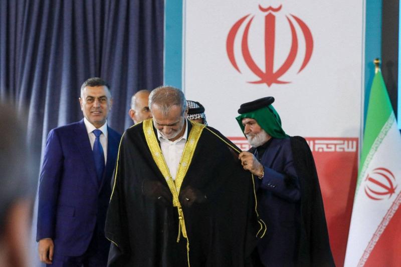 هكذا أقنعوه بالعباءة العربية!