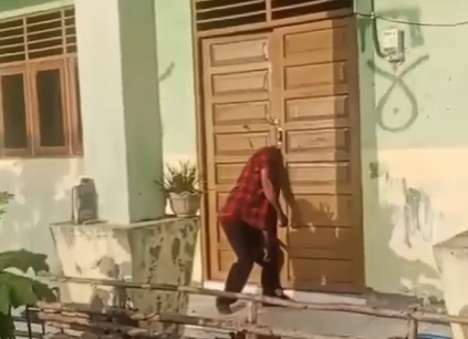 لص يلقى حتفه بعد أن علقت رقبته في الباب! (فيديو)