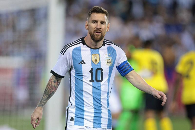 ميسي في مدريد ويحمل رقم 10.. ماذا يحدث؟