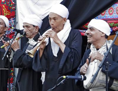 أول يوم المدرسة.. زفة بالطبل والمزمار البلدي (فيديو)