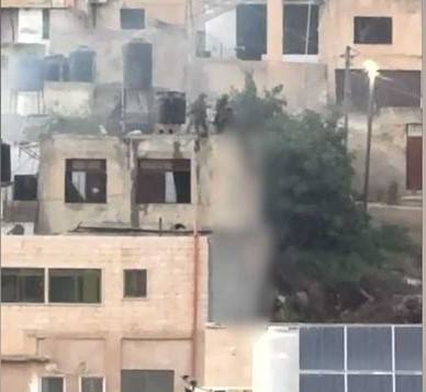 جنود إسرائيليون يرمون جثامين فلسطينيين من فوق مبنى  (فيديو)