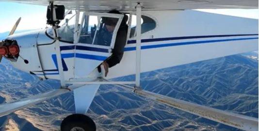 مغامرة خطيرة.. فيديو يوثق كيف فتح باب الطائرة وقفز