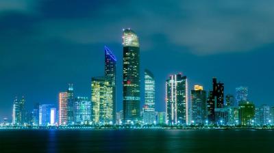 أبوظبي تبدأ اليوم منع دخول غير المطعمين ضد كورونا للمقار الحكومية