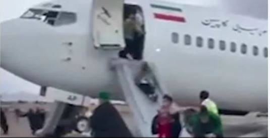 بالفيديو.. هلع في حادثة هبوط طائرة إيرانية في الشارع