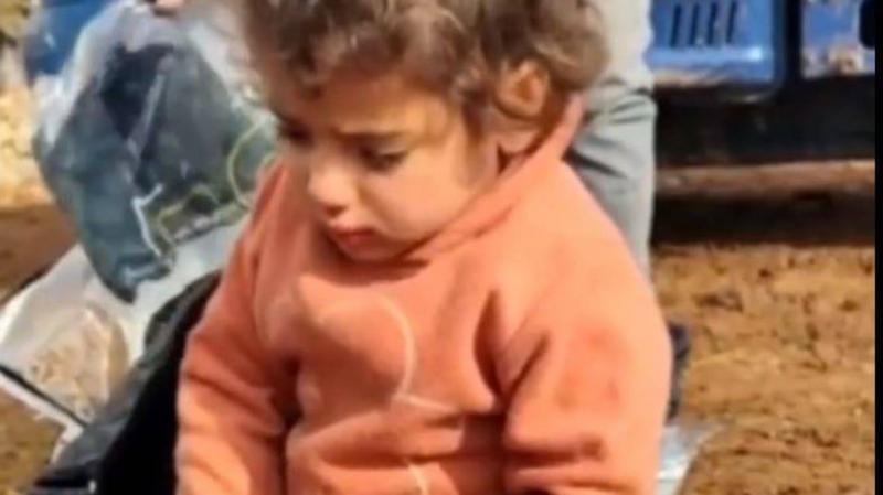 لم تنطق حرفا وعرفها العالم.. مأساة طفلة سورية ترتجف من البرد