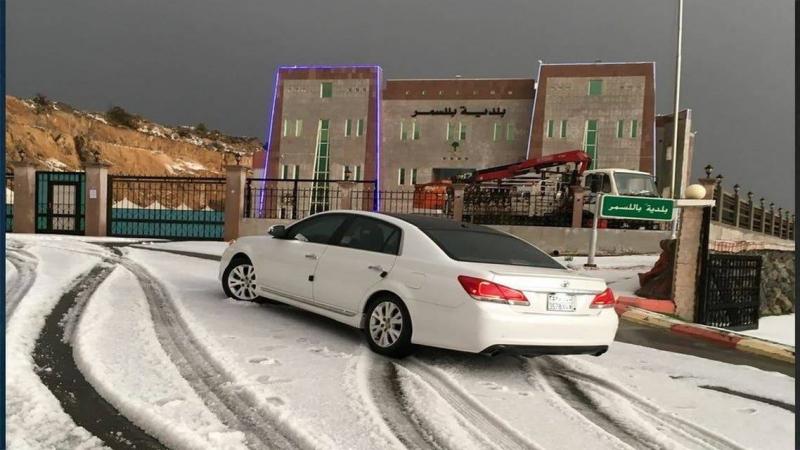 فيديو من السعودية.. الحرارة 3 تحت الصفر والثلوج تغطي 6 مدن في شمال البلاد