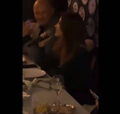 عشاء يجمع مجموعة من الفنانين.. وجو الفرح يطغى على المكان