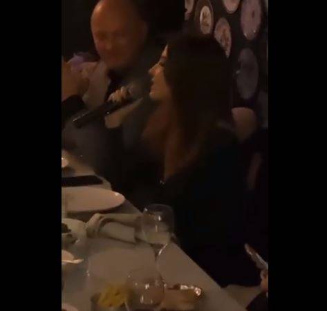 عشاء يجمع مجموعة من الفنانين.. وجو الفرح يطغى على المكان