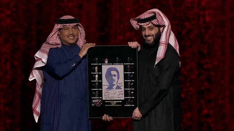 فنان العرب محمد عبده يفاجىء المستشار تركي آل الشيخ في ليلة المعازيم