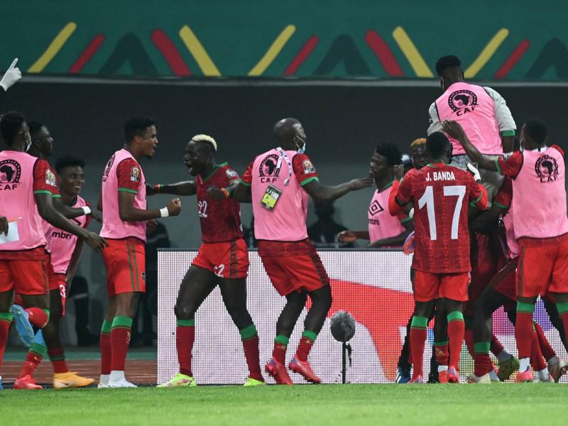لاعبو منتخب إفريقي يغسلون ملابسهم بأيديهم. فضيحة جديدة في أمم أفريقيا