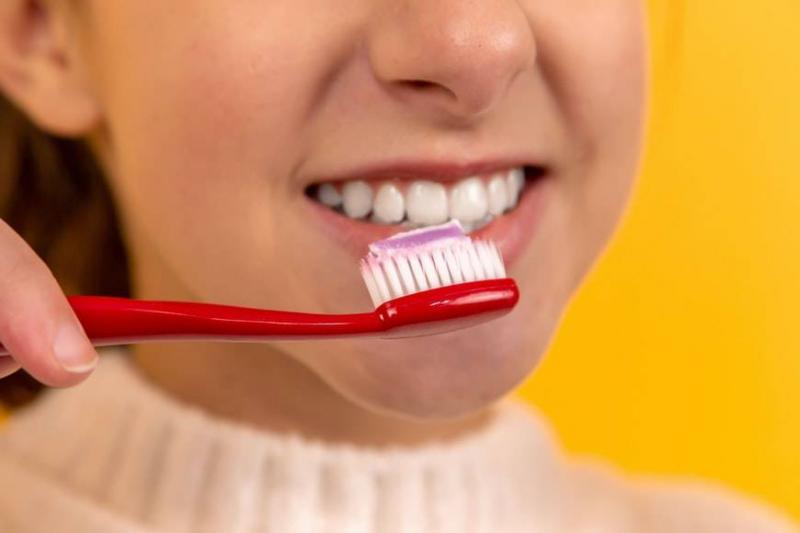 إهمال تنظيف الأسنان قد يؤدي لمرض خطير