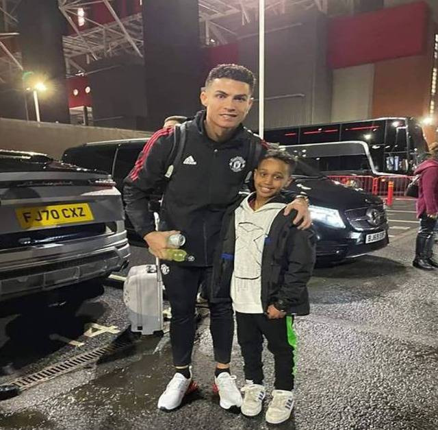 رونالدو يحقق أمنية طفل سوداني