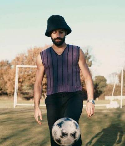 أزياء غريبة.. محمد صلاح يظهر بشكل غريب