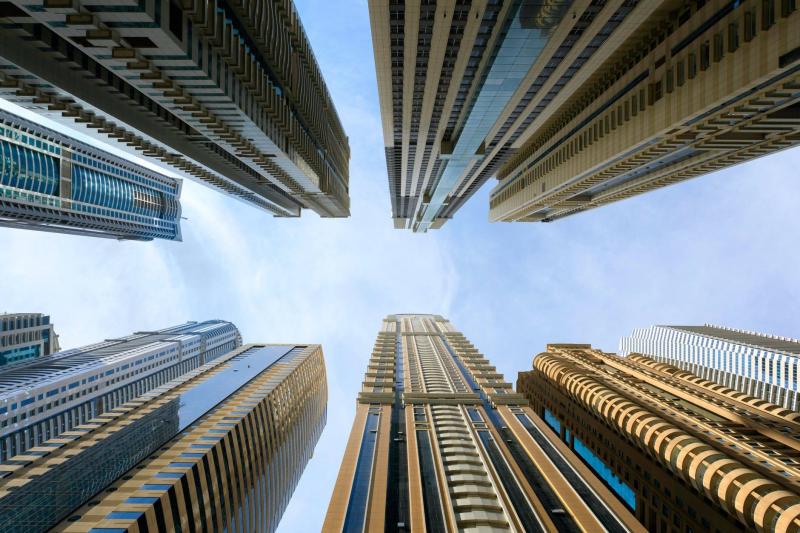 الإجازات ونهاية الخدمة والترقيات.. هكذا عززت الإمارات جاذبية القطاع الخاص