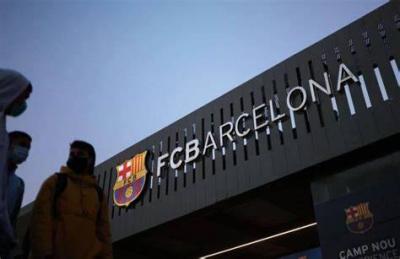 اليويفا يعاقب برشلونة