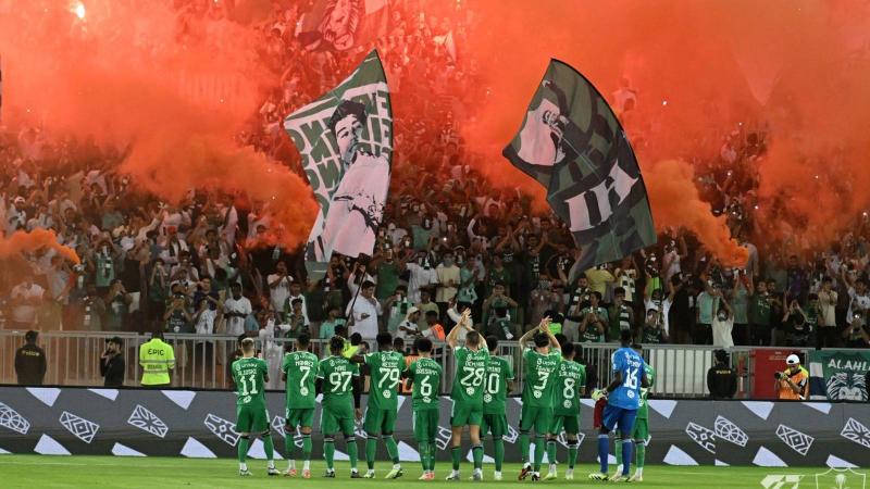 لاعب وسط الأهلي السعودي يحبط مشجعًا.. والسبب! (فيديو)